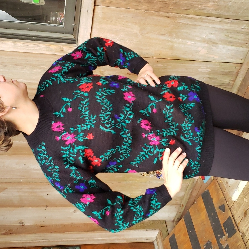Laura Tyler retro sweater with flowers